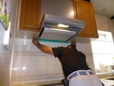 市川市　エステホーム　レンジフード交換工事　施工中