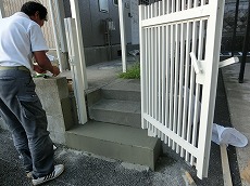 千葉市中央区　Ｓ様アパート通用口門扉工事　施工事例　施工中