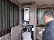 千葉市中央区　マンションＫ様給湯器交換工事　施工事例　施工中