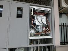 エステホーム　千葉市花見川区　K様邸　給湯器交換工事施工中