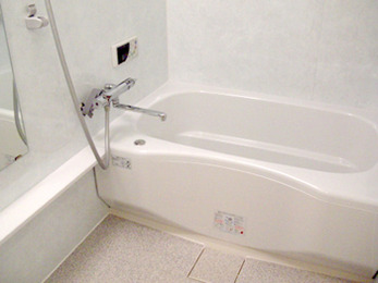 浴槽の縁も高すぎず、ストレスなく湯につかれます。奥様の家事の負担が減りました。