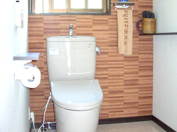 暗かったトイレも開口部を設けたことにより明るくなりました。