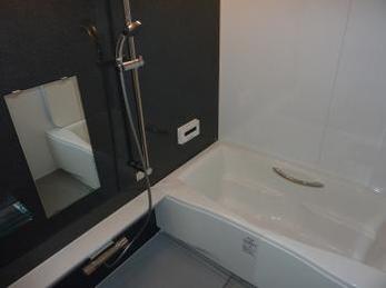 シックな色合いの快適なお風呂へ