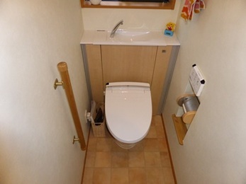 収納豊かな温かみのあるトイレに仕上がりました。