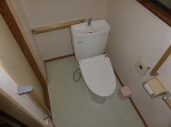 広々とした空間と手すりを設けた、バリアフリーのトイレ