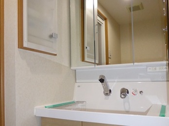 シンプルなデザインの収納豊富な洗面台