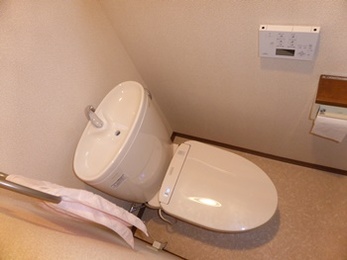 水漏れを解消スッキリとしたデザインの節水トイレに。