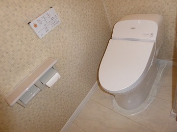 床もトイレも白基調のシンプルモダンなトイレになりました。