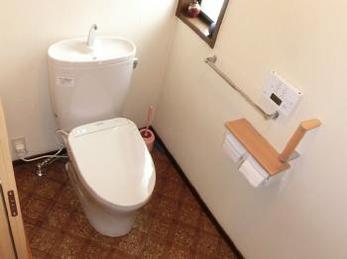 スッキリとしたデザインの節水トイレへ