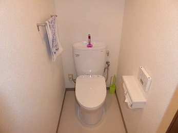 スッキリとしたデザインの快適なトイレへ