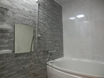 広々とした浴槽でゆったりと過ごせる空間のお風呂へ